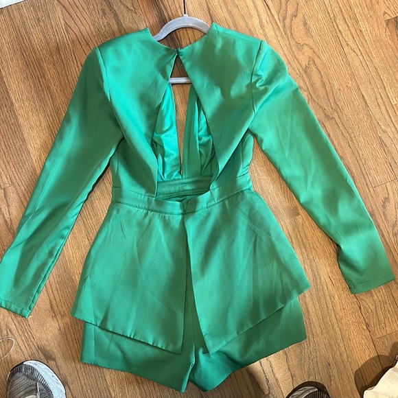 DO+BE green romper with open back. Never worn. Size SMALL - Picture 2 of 3